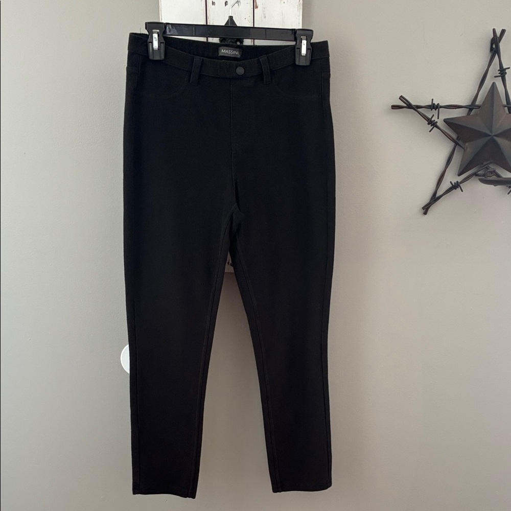 Women’s black pull-on skinny fit legging style pants